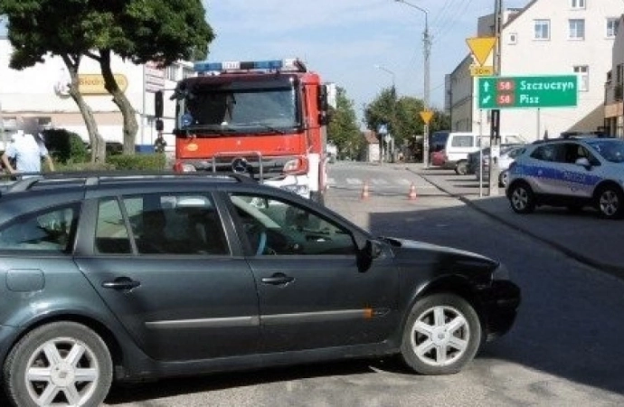 {W Białej Piskiej zaparkowany samochód stoczył się na pieszą.}