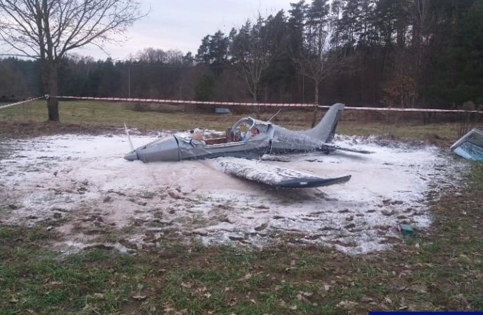 {Samolot rozbił się pod Olsztynem.}